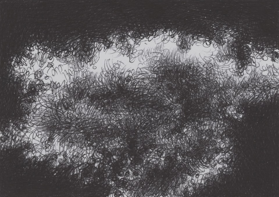 Una nuvola in bianco e nero controluce, disegnata con la penna biro