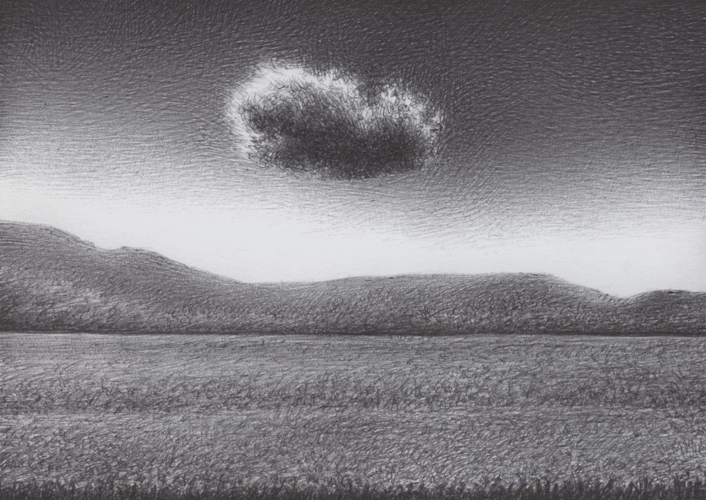 Una sola nuvola nel cielo , in mezzo e sotto un paesaggio con un campo ampio e delle colline in sottofondo